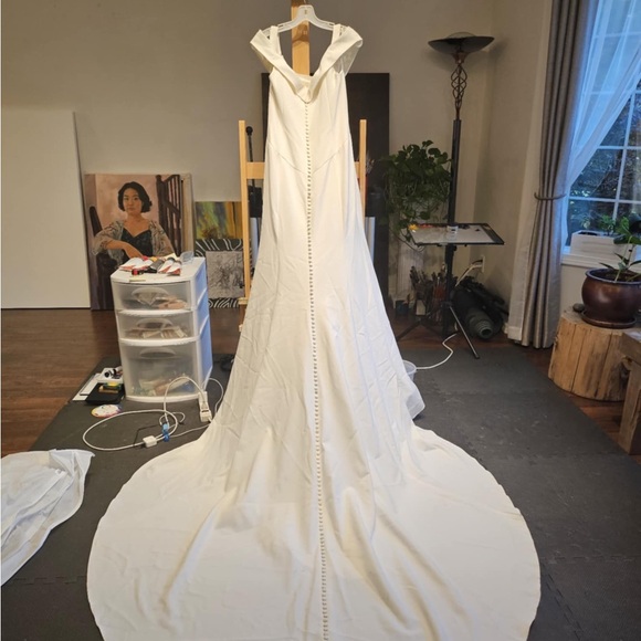 NWT DAVID’S BRIDAL Mermaid Off-The-Shoulder Crepe Wedding Dress Sz 14 - Picture 5 of 11